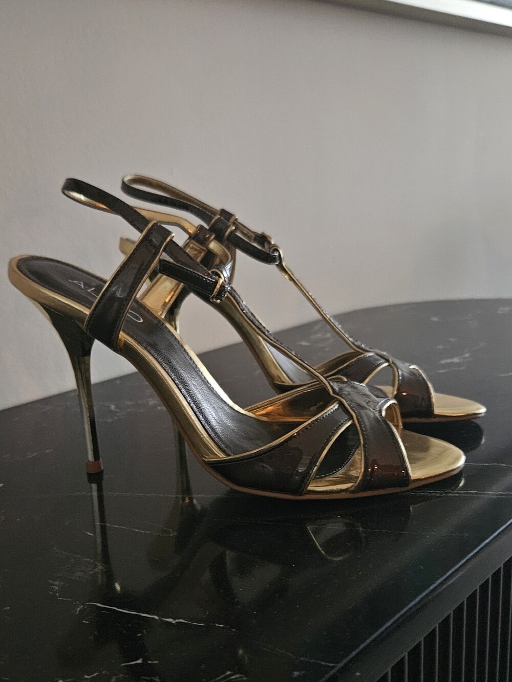 ALDO Vintage Patent Leather T-Strap (SIZE 8)